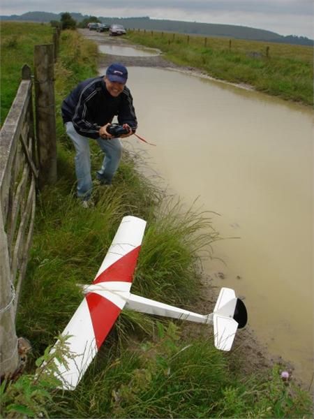 http://forums.modelflying.co.uk/sites/3/images/member_albums/25906/How_did_he_miss_the_2_fences_and_the_puddle[1]_(2).jpg